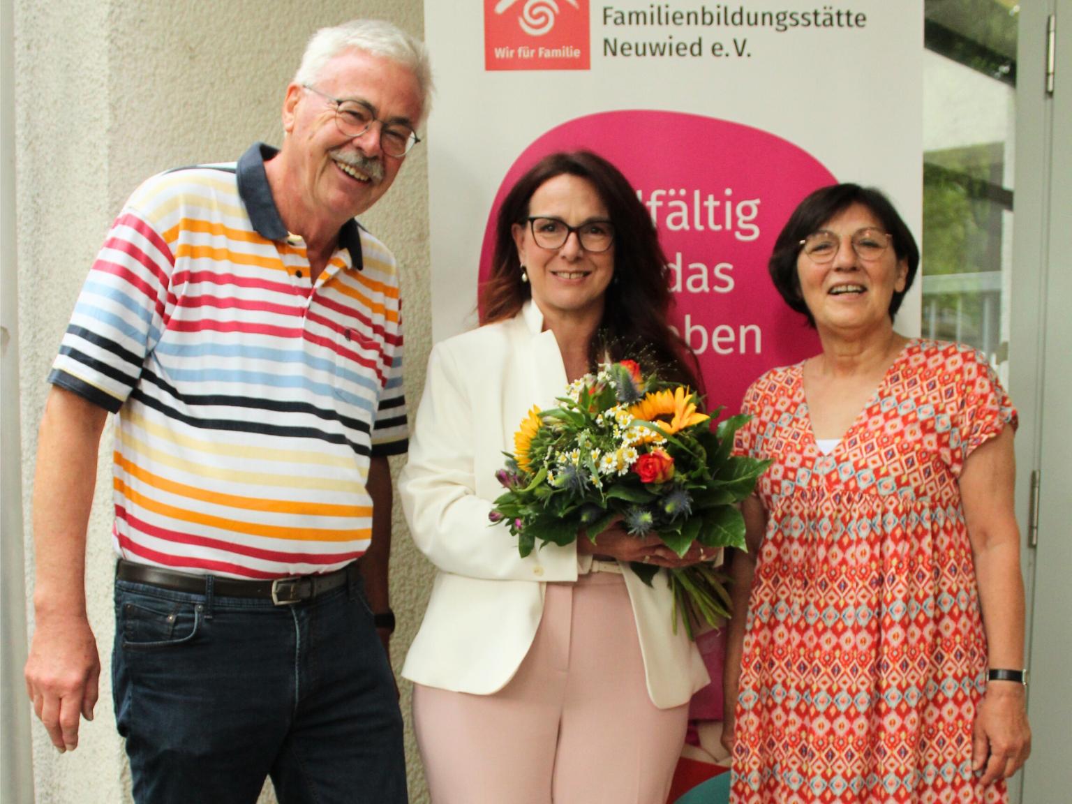 Der Vorstandsvorsitzender der katholischen Familienbildungsstätte Neuwied, Karl-Josef Heinrichs und die zweite Vorsitzende Klaudia Heck-Ritter (rechts) gratulieren der neuen geschäftsführenden Leiterin, Sylvia Schifano.