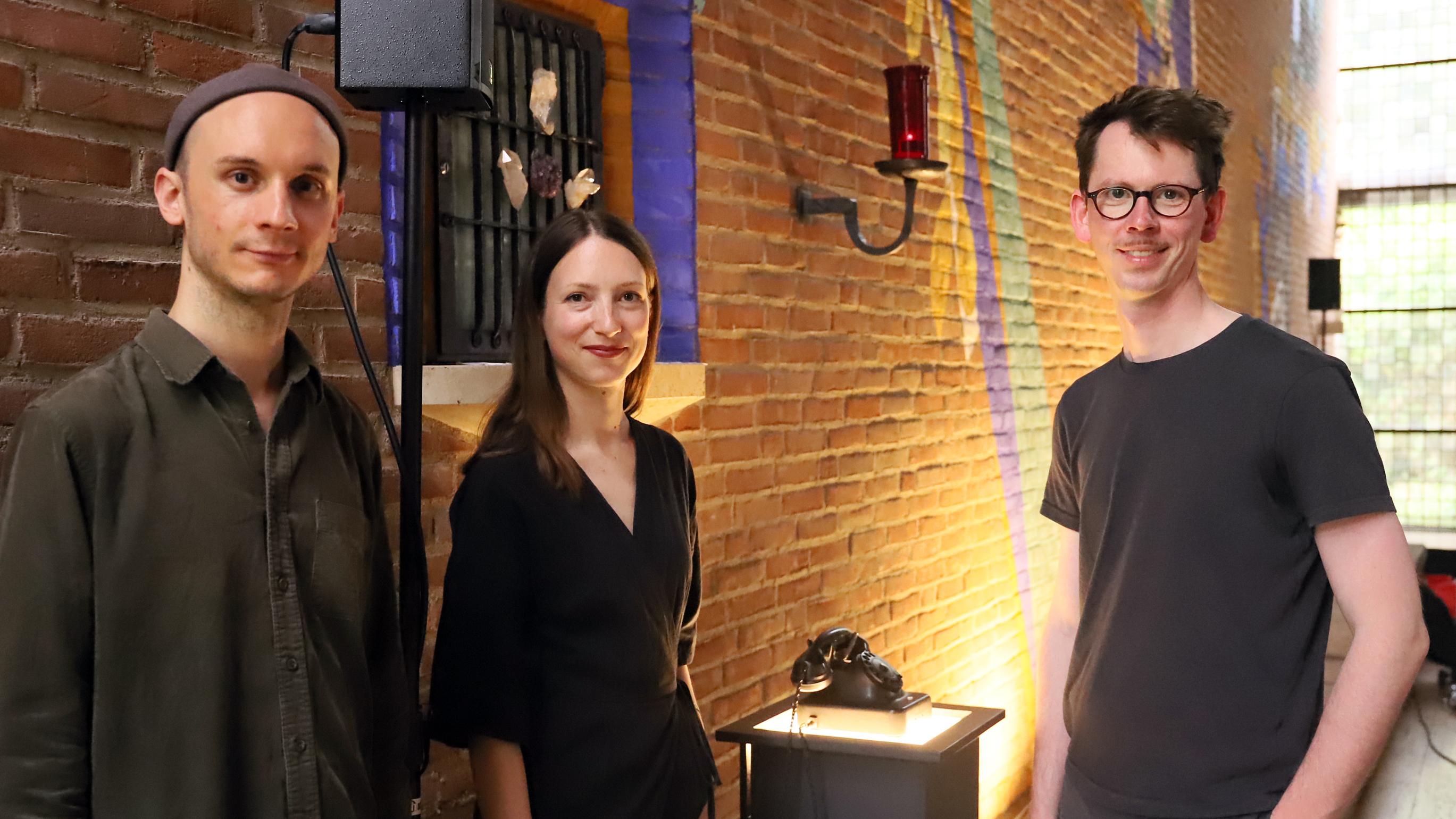 Luis Weiß, Nathalie Brum und Lukas Schäfer leben in Köln und widmen sich musikalischer und visueller Kunst.