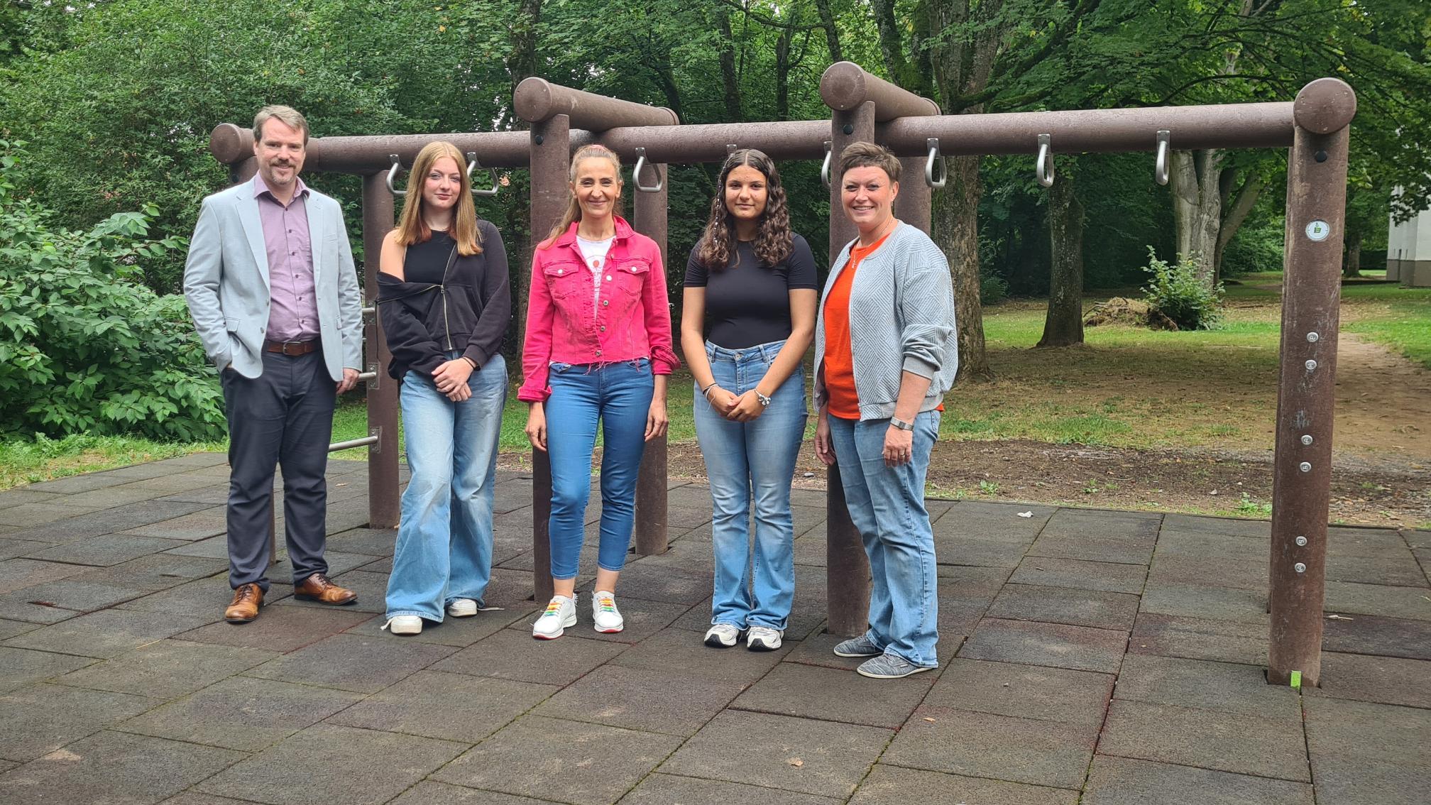 v.l.n.r.: Andreas Hackert (Schulleiter GemS), Katharina Meiser (Schülervertretung), Ipek Frischbier (Vorsitzende Förderkreis), Elif Senyüz (Schülervertretung). Verena Laase (Schulleiterin Grundschule)