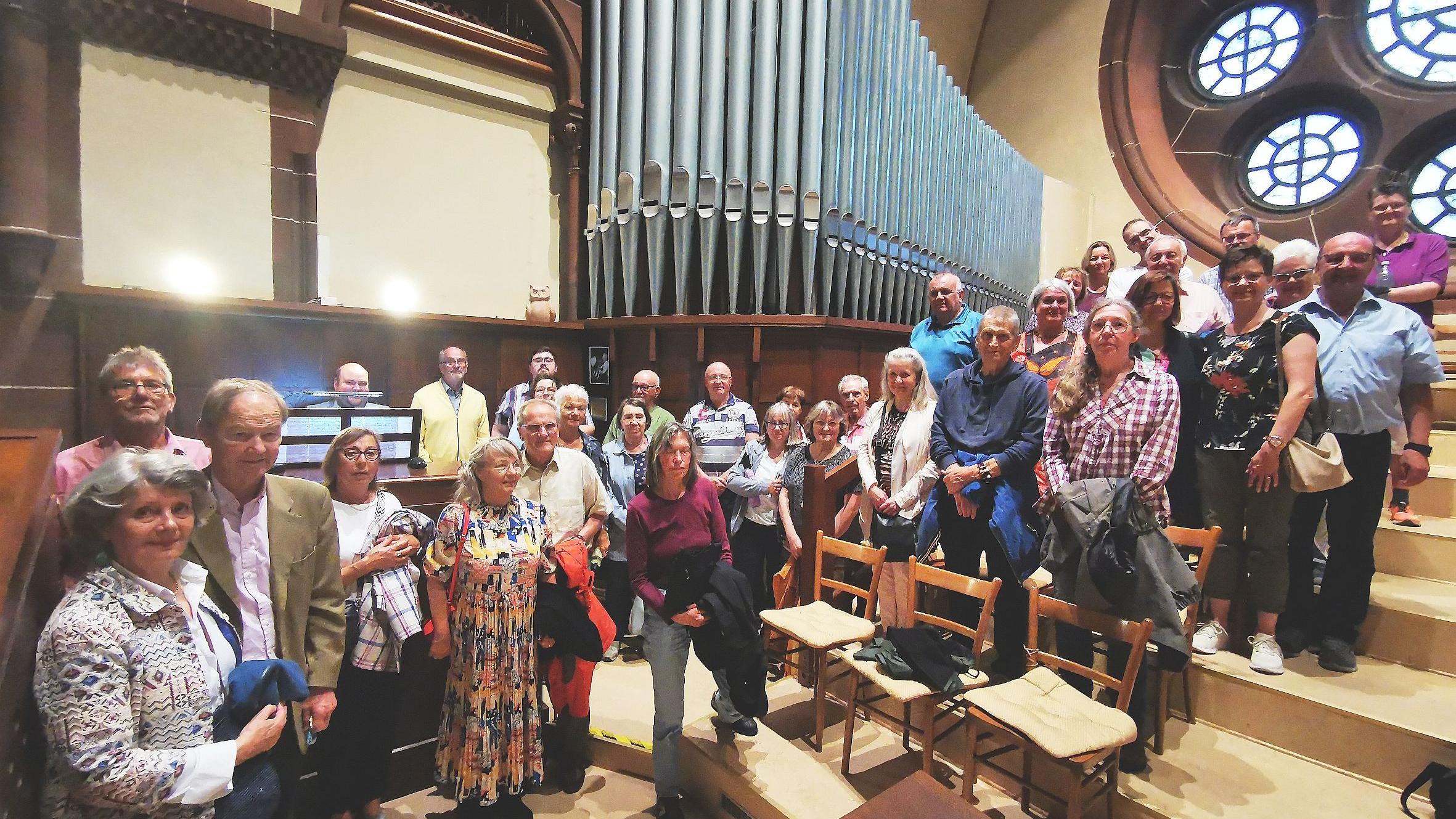 Die Teilnehmerinnen und Teilnehmer des Orgelspaziergangs an dem prächtigen Instrument in der Pfarrkirche St. Lutwinus.