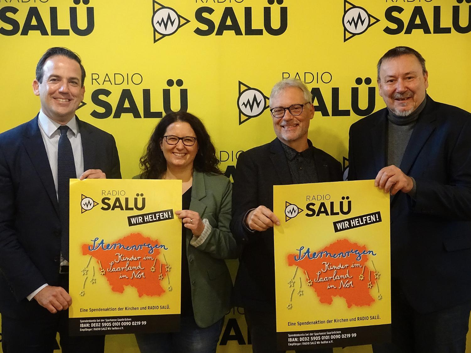 David Lindemann (Chef der Staatskanzlei), Tanja Klaus (Sozialarbeiterin im Haus der Diakonie), Wolfgang Glitt (Vorsitzender des Vereins RADIO SALÜ Wir helfen e.V.) und Axel Musolff (Geschäftsführer und Programmdirektor RADIO SALÜ)