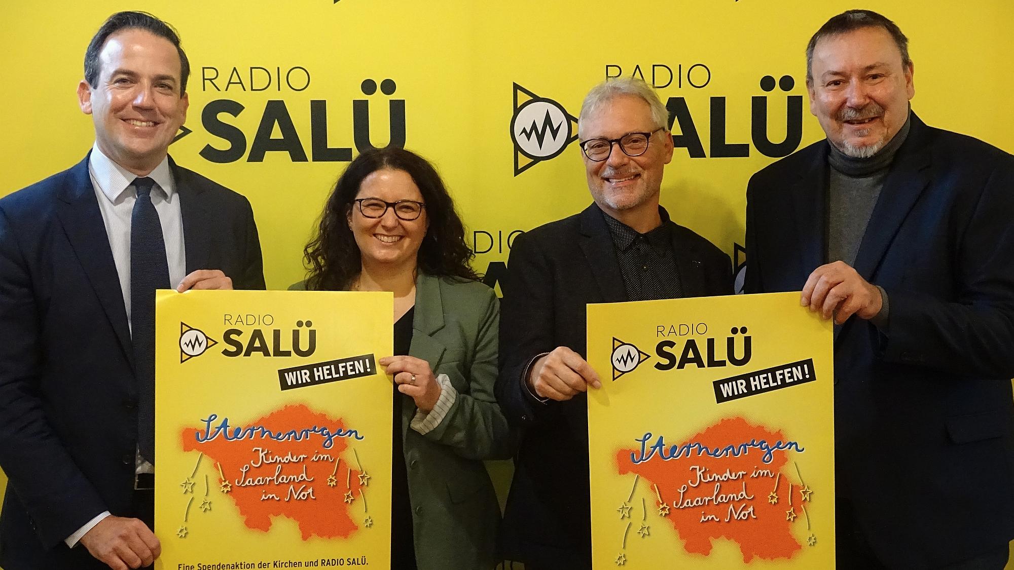 David Lindemann (Chef der Staatskanzlei), Tanja Klaus (Sozialarbeiterin im Haus der Diakonie), Wolfgang Glitt (Vorsitzender des Vereins RADIO SALÜ Wir helfen e.V.) und Axel Musolff (Geschäftsführer und Programmdirektor RADIO SALÜ)