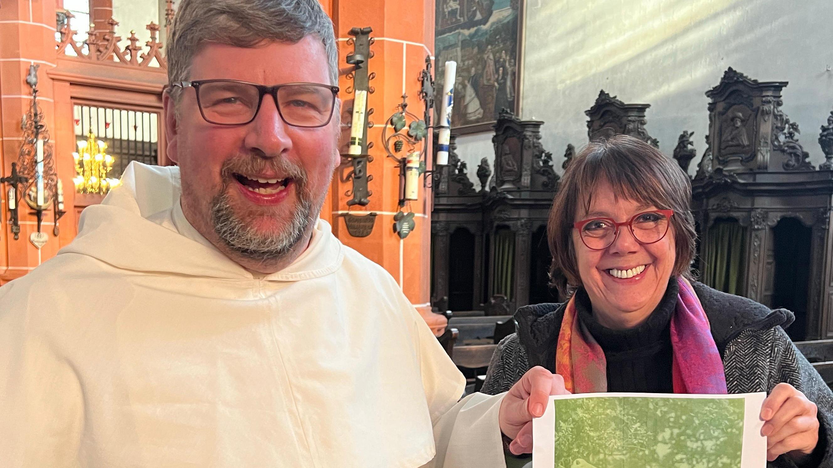 Pater Albert links im Bild und Claudia Heine rechts lachend