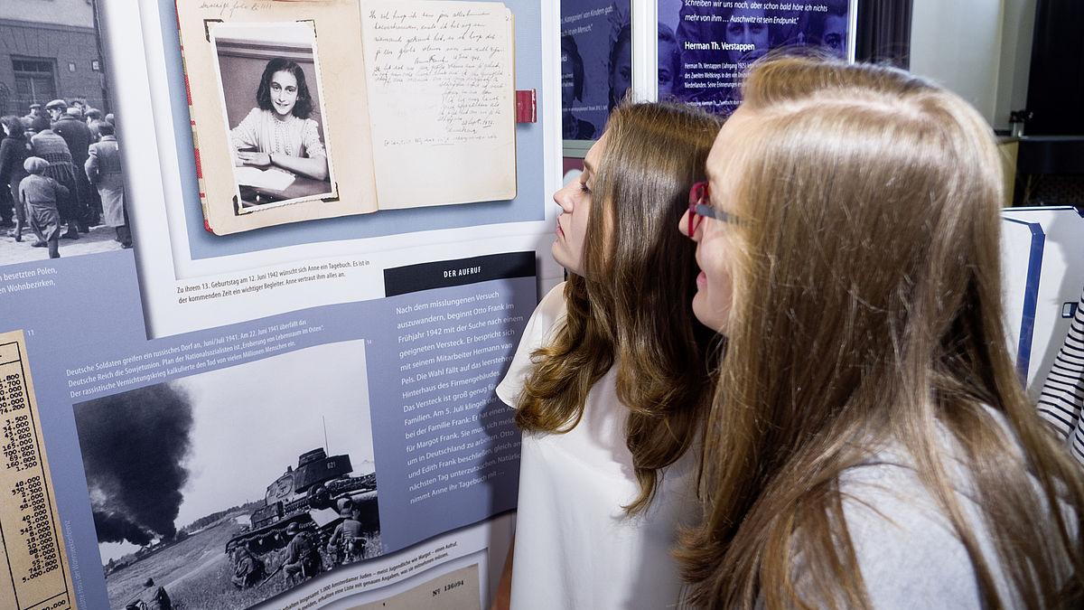 Peer Guides führen durch die Ausstellung 'Deine Anne'.