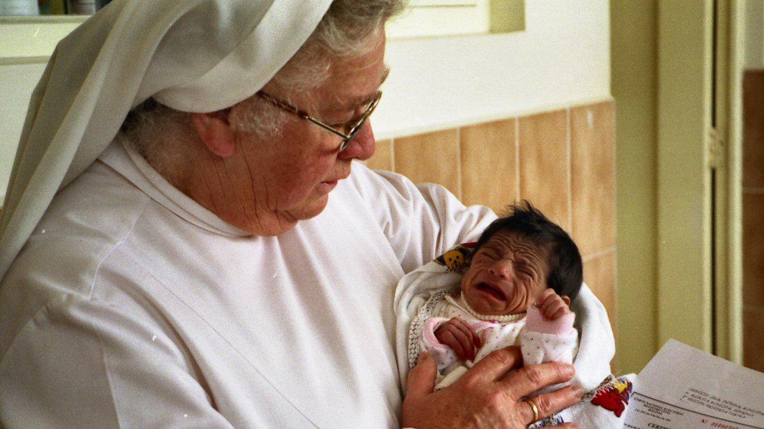 Das Foto zeigt Schwester Edith im Kinderheim Poconas im Jahr 2001