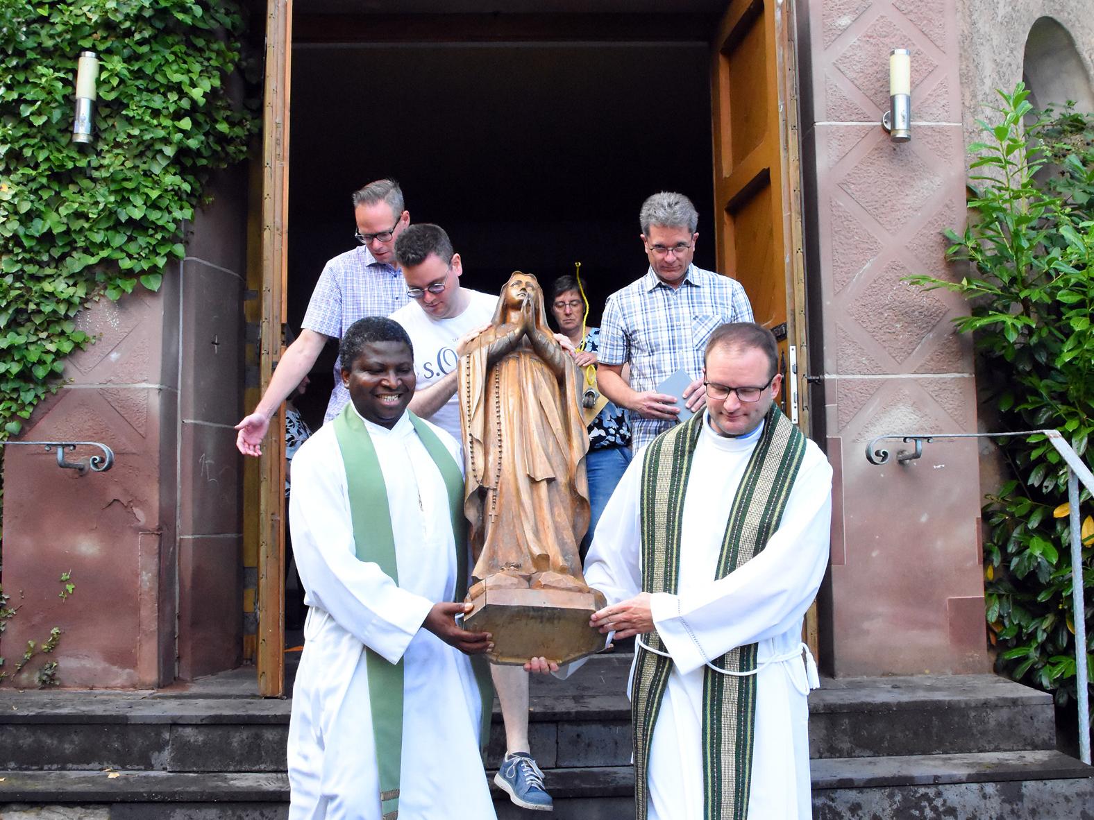 Nach dem Profanierungsgottesdienst wurde die Marien-Statue aus der Kirche getragen.