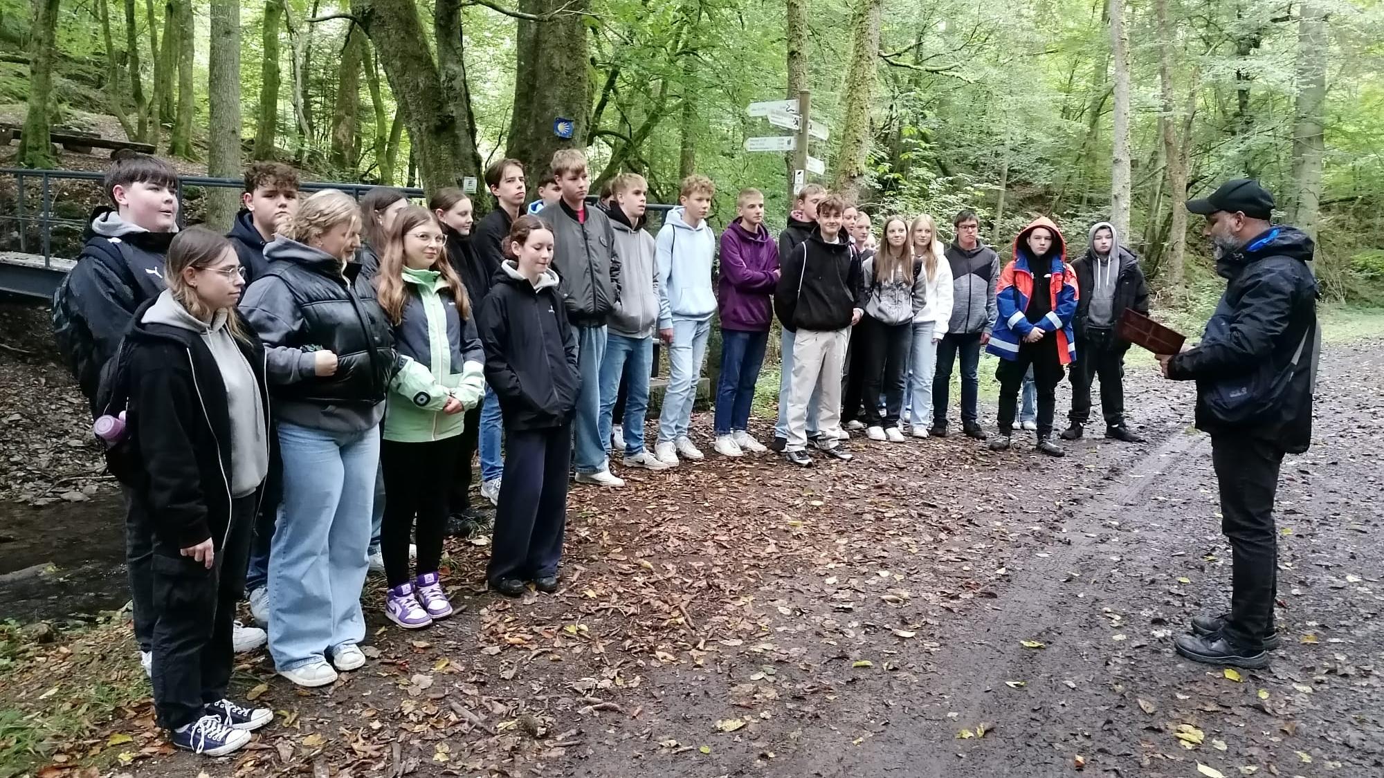 Die Firmlinge (hier die Gruppe aus der Pfarrei der Heiligen Elisabeth zwischen Endert und Üß mit Pater Lenin James) bei einem Impuls.