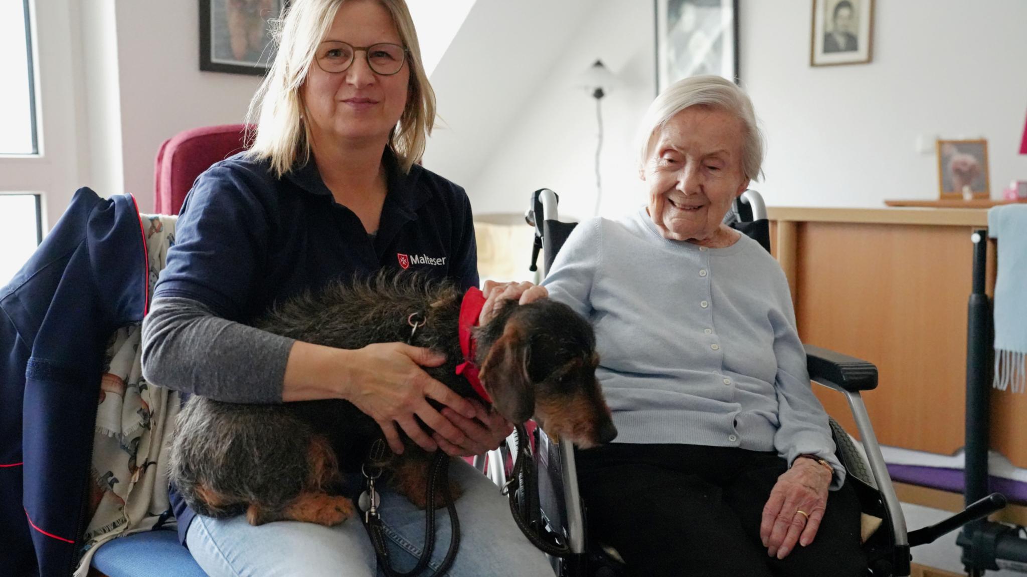 Petra Fröhlich (links) mit Hund Chillie besuchen die Seniorin Anita Jonas