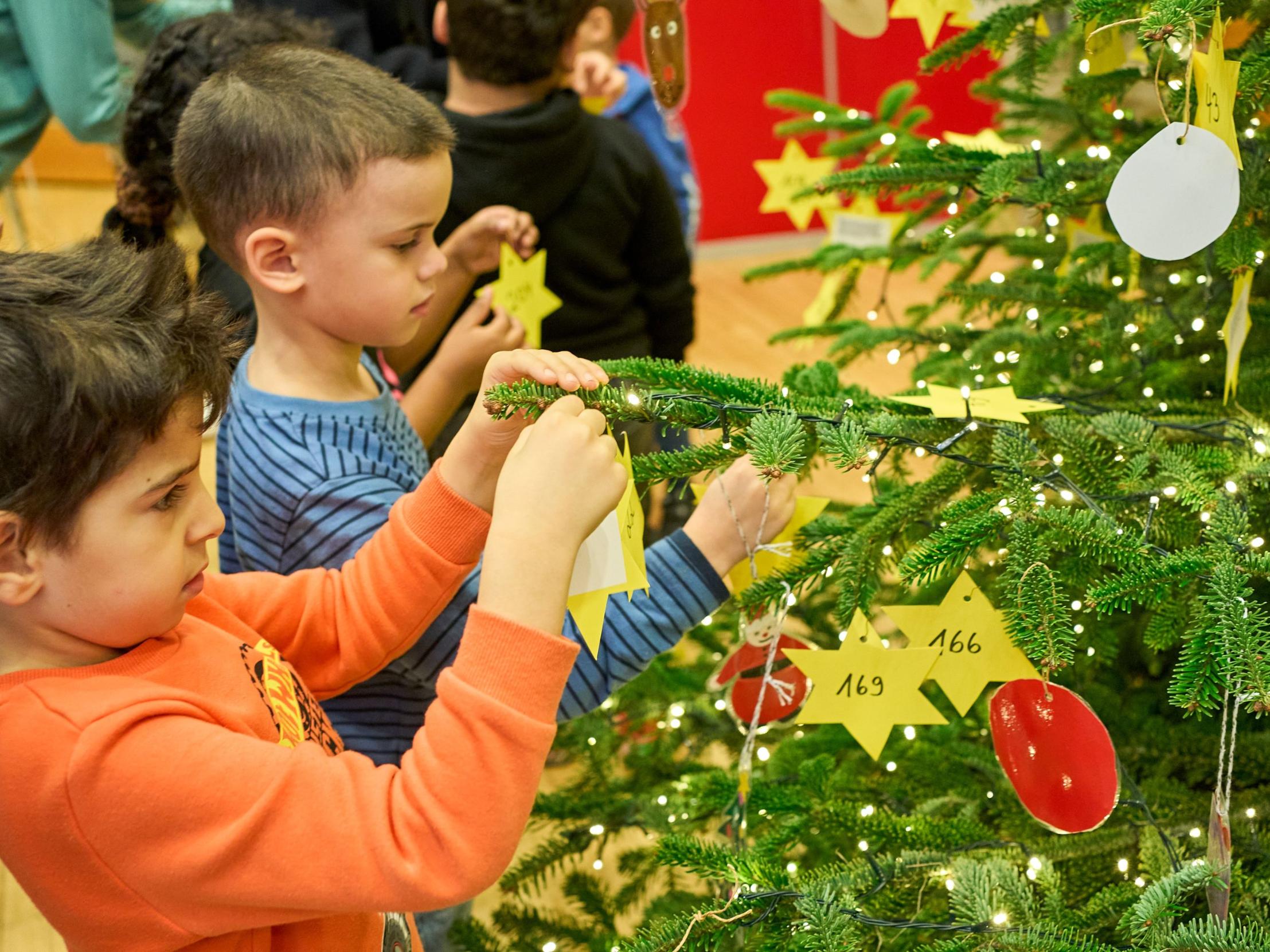 Liebevoll schmückten Kinder aus den Kitas der Koblenzer Caritas den Wunschbaum.