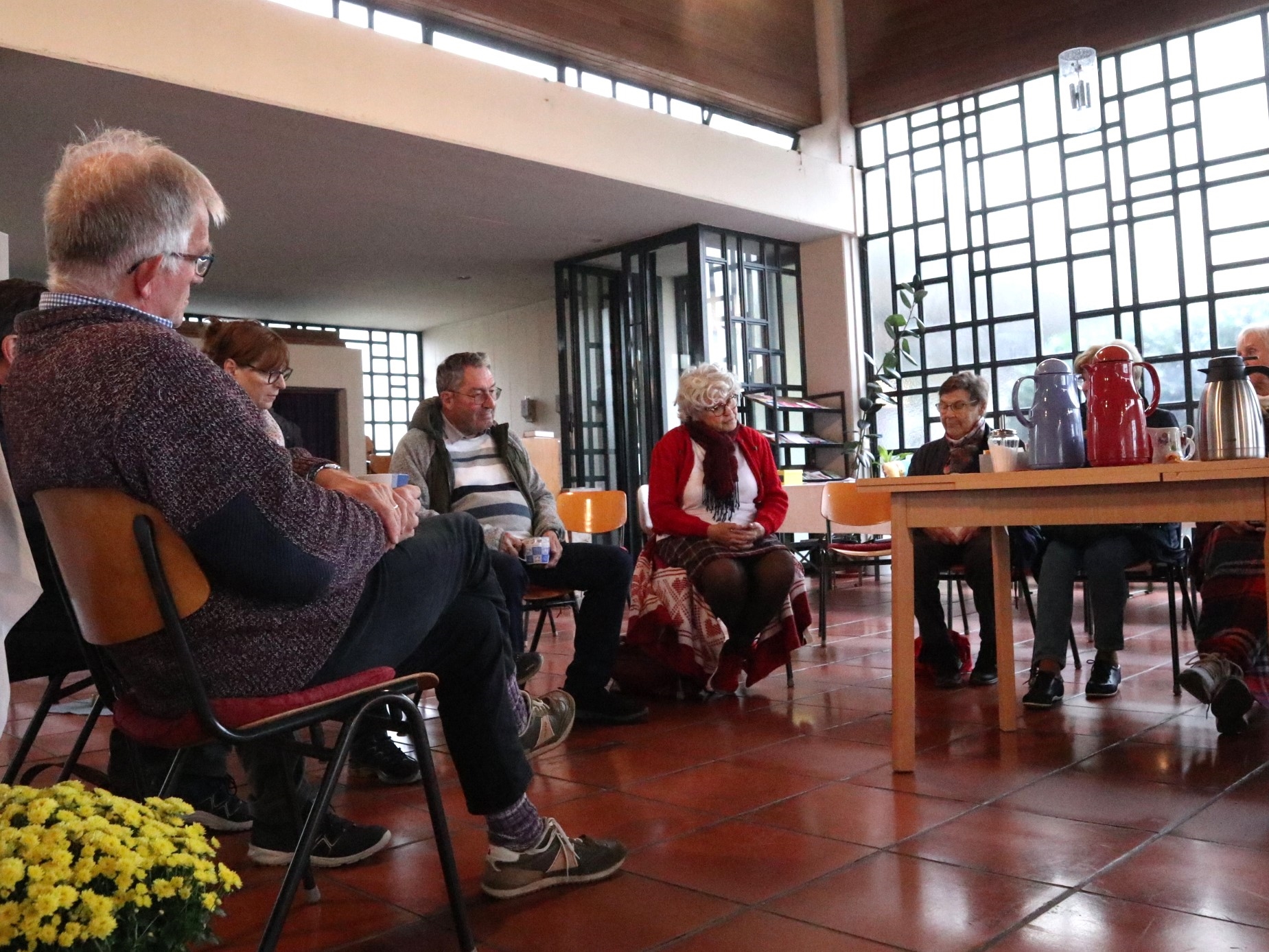 Der Raum der Kirche St. Michael in Neuwied-Feldkirchen wurde im Rahmen eines Projektes umgestaltet und dient nun auch als gemeinschaftlicher Treffpunkt für unterschiedliche Angebote.