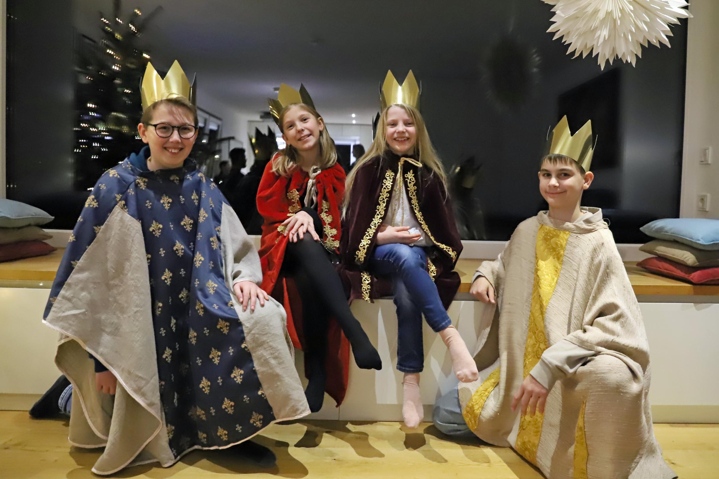 die TrieDie Trierer Sternsinger Johannes, Amelie, Elsa und Felix aus der katholischen Pfarrei Heilige Edith Stein