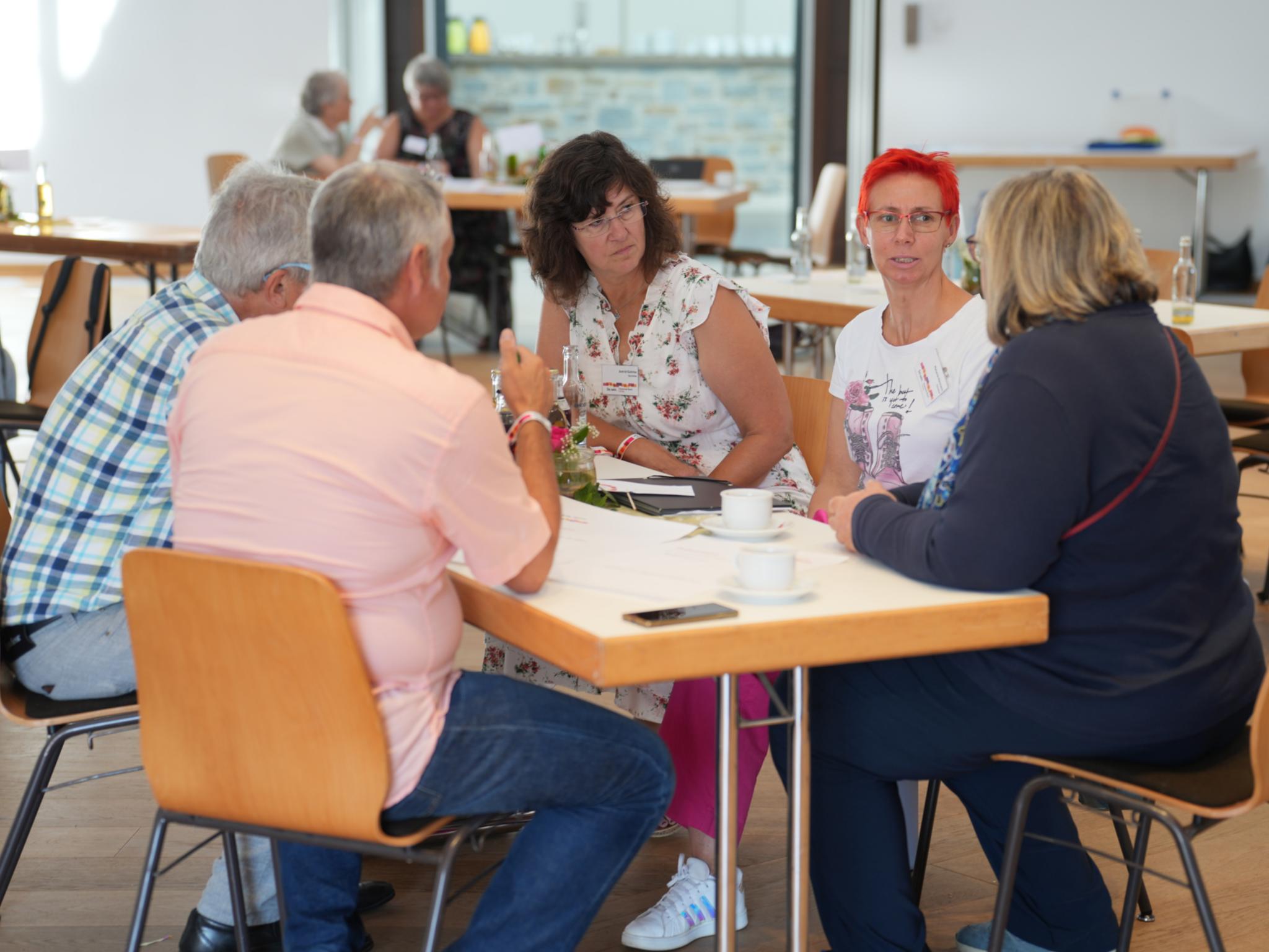 In Tischgruppen können die Engagierten sich zu den sie interessierenden Feldern austauschen