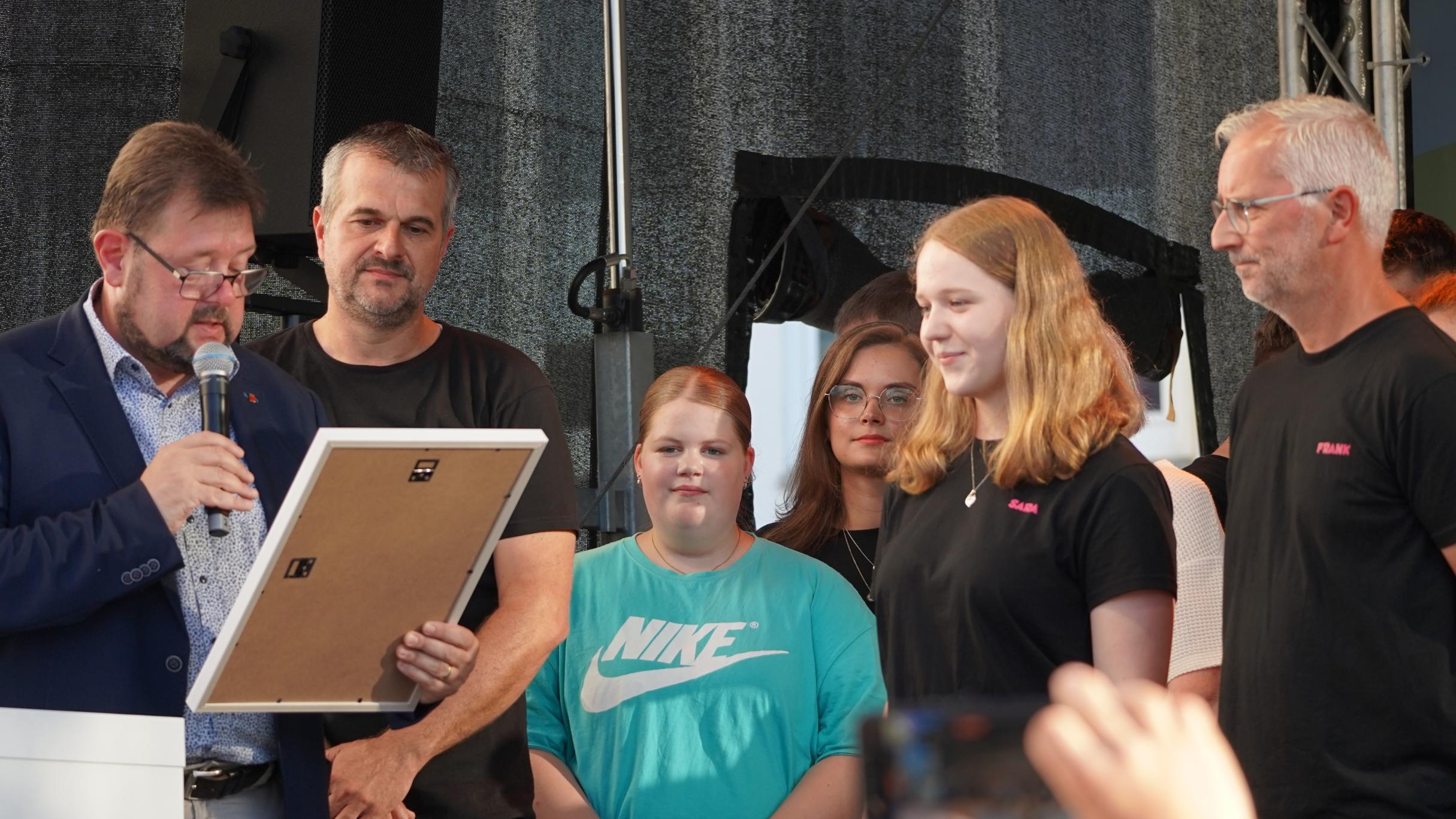 Joachim Kandels verleiht die Medaille an die Ehrenamtlichen des HDJ Bitburg