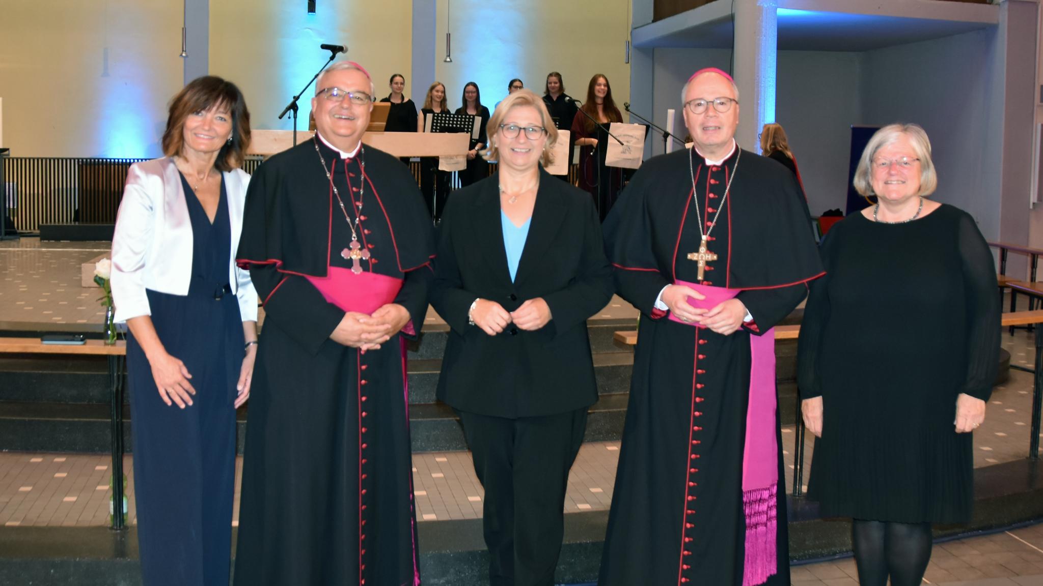 Ordinariatsdirektorin Katja Göbel, Bischof Dr. Karl-Heinz Wiesemann (Speyer), Ministerpräsidentin Anke Rehlinger, Bischof Dr. Stephan Ackermann (Trier) und die stellvertretende Landtagspräsidentin Dagmar Heib (vl.)