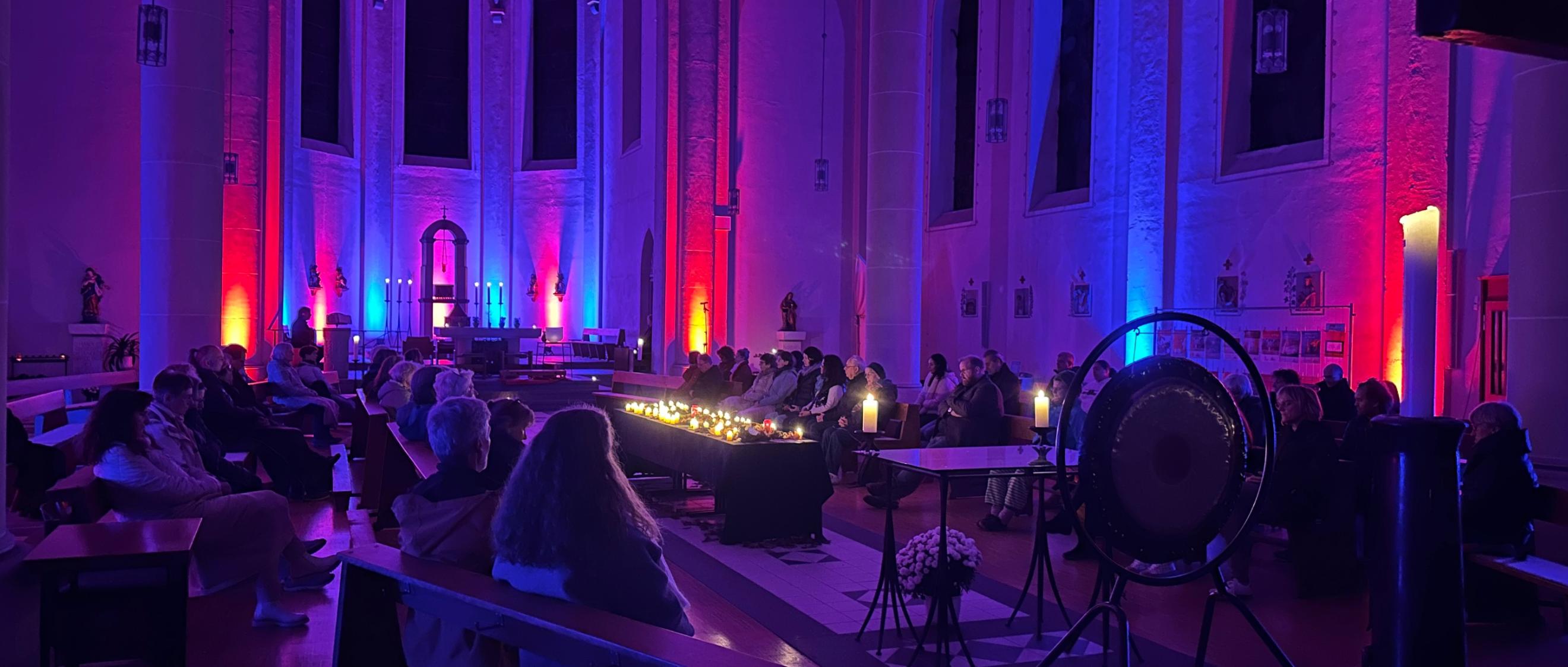 Konzert zum Auftakt der Woche der Stille 2024 in der illuminierten Herz Jesu Kirche in Trier