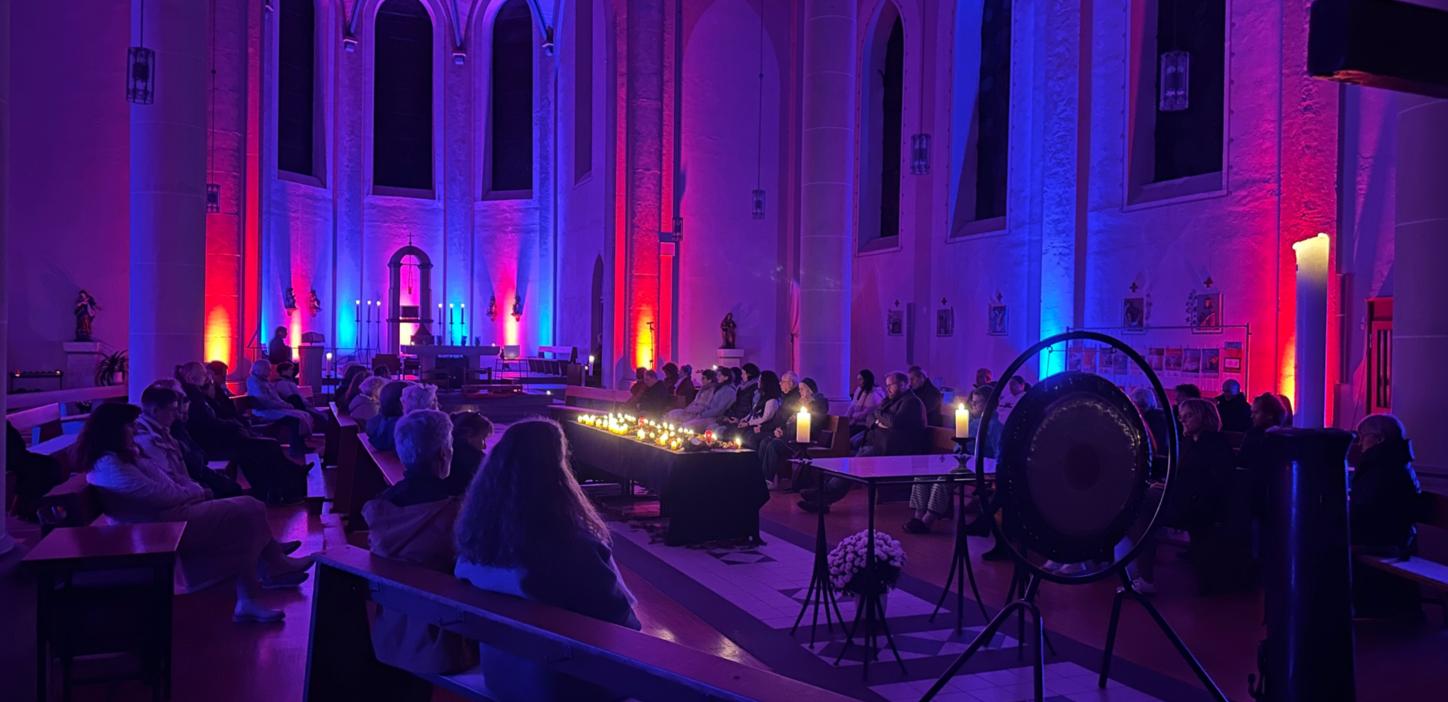 Konzert zum Auftakt der Woche der Stille 2024 in der illuminierten Herz Jesu Kirche in Trier