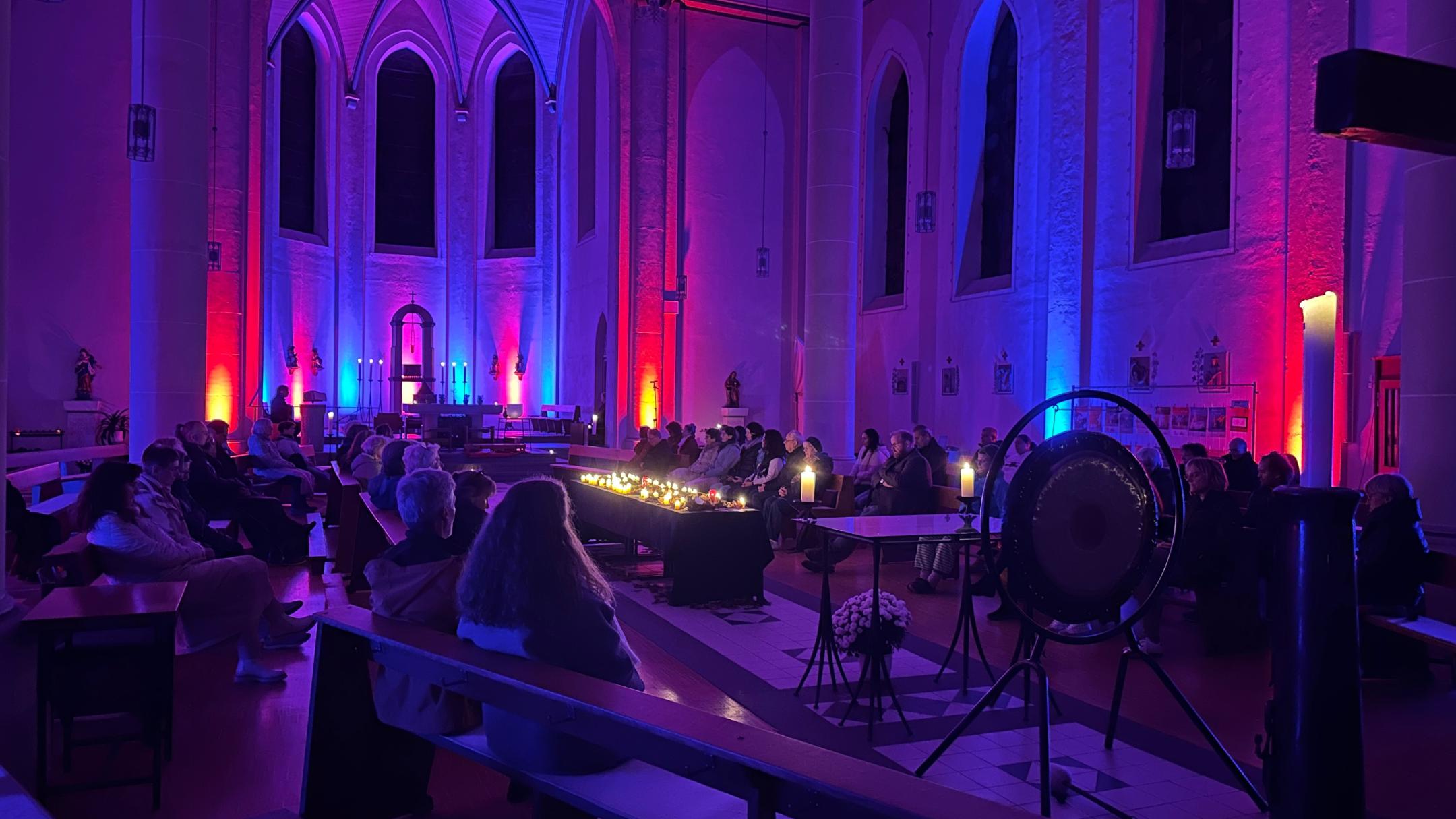 Konzert zum Auftakt der Woche der Stille 2024 in der illuminierten Herz Jesu Kirche in Trier