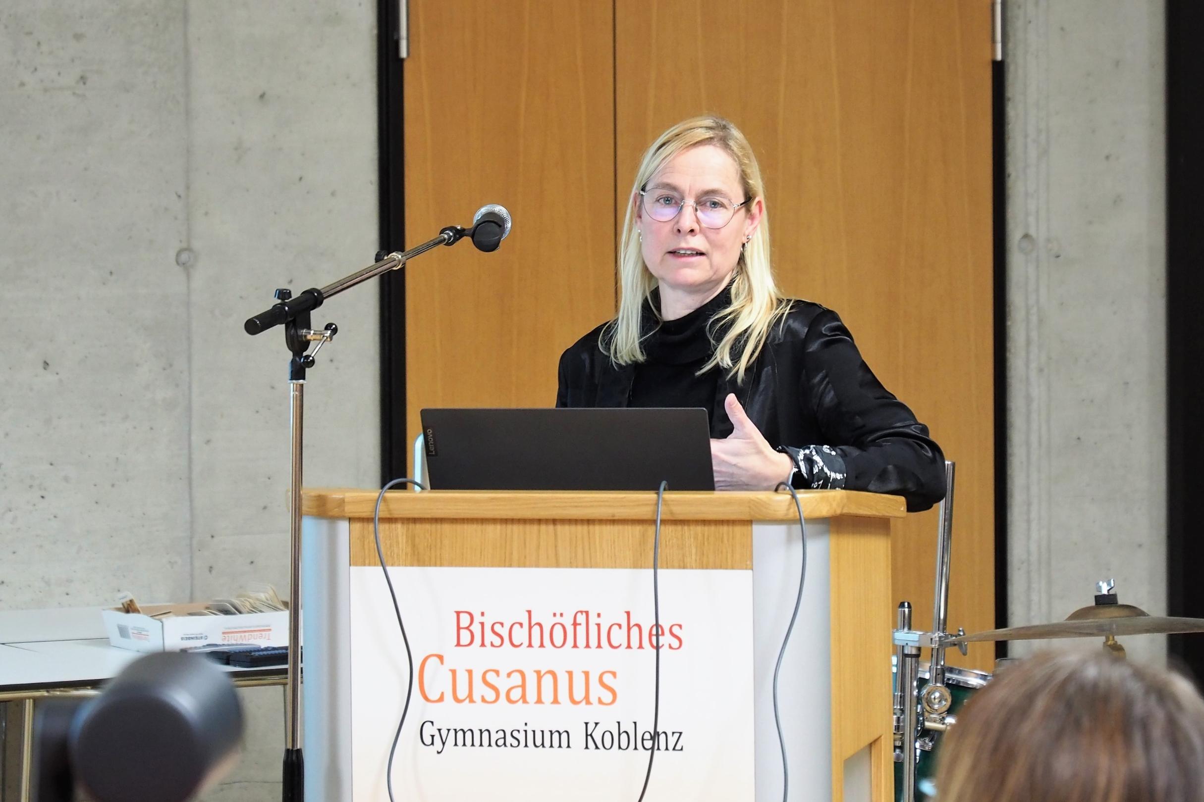 Dr. Anke Blöbaum referierte über „Psychologische Aspekte der sozial-ökologischen Transformation“. Foto: Stefan Endres