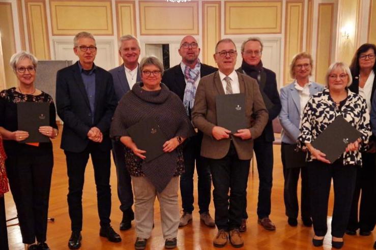 Elf Frauen und Männer (Foto mit der Kursleitung) haben sich für den Begräbnisdienst qualifiziert.