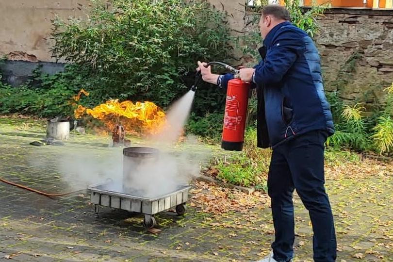 Jörg Sonnet (Leitungsteam PastR Dillingen) bei Brandschutzübung