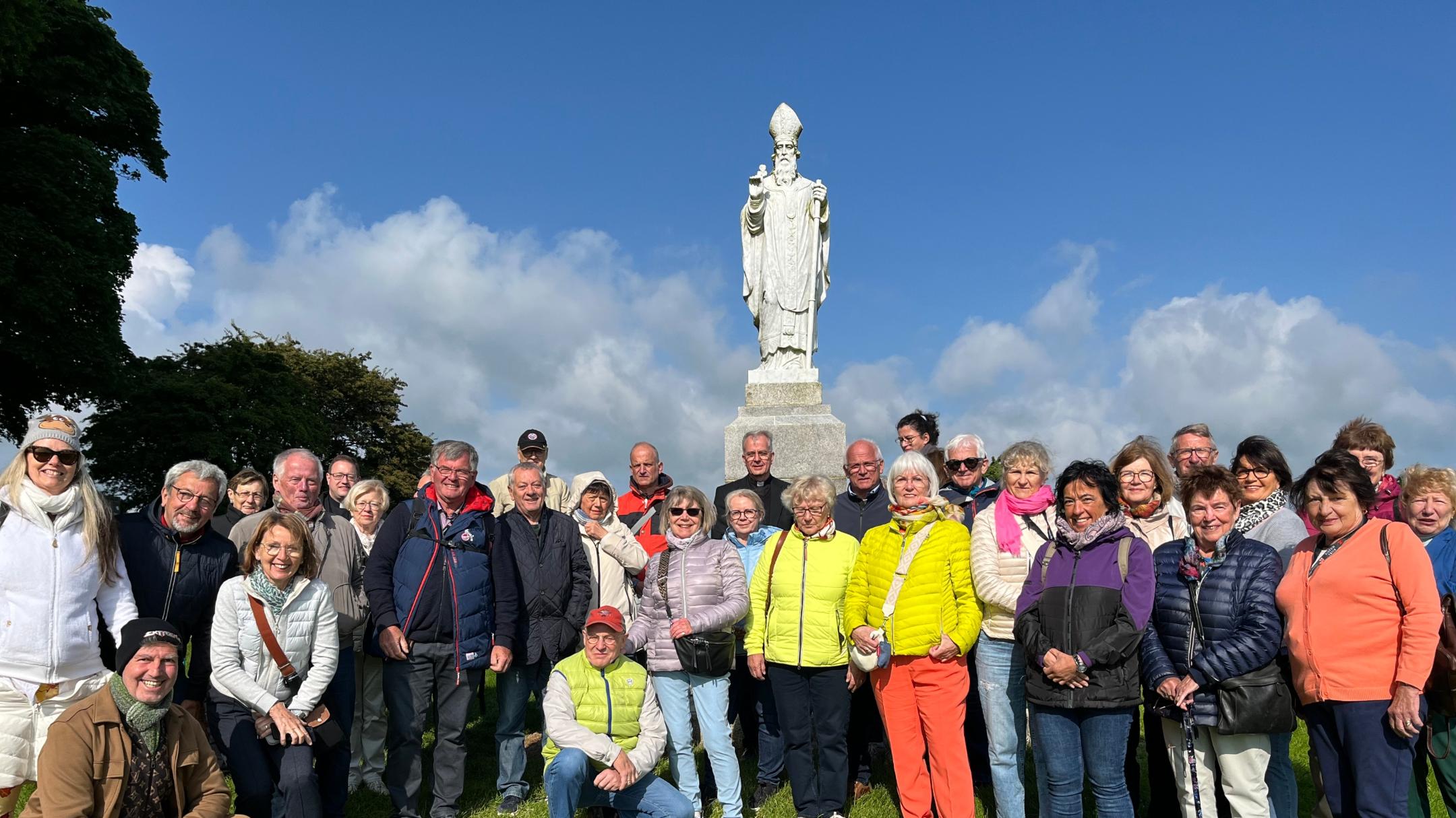 Pilgergruppe der Irland-Pilgerreise 2024 vor einer Statue von St. Patrick, dem Schutzheiligen von Irland.