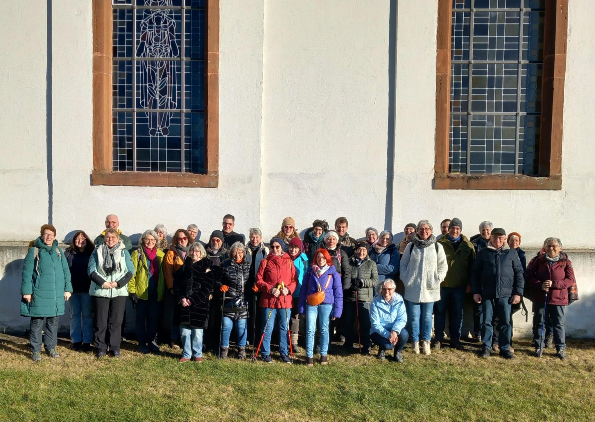 Die Pilgergruppe des Hoffnungsschimmers steht vor einer Kirche.