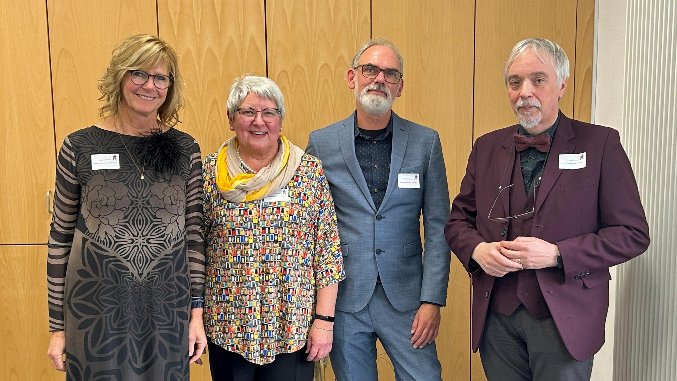 Angela Dieterich (links) und Dr. Andreas Zimmer (rechts), Abteilungsleiter für Beratung und Prävention im Bischöflichen Generalvikariat, verabschiedeten Theresia Wagner (2 vl) als Leiterin der Lebensberatung St. Wendel und begrüßten ihren Nachfolger Andreas Reichert ( 2vr),