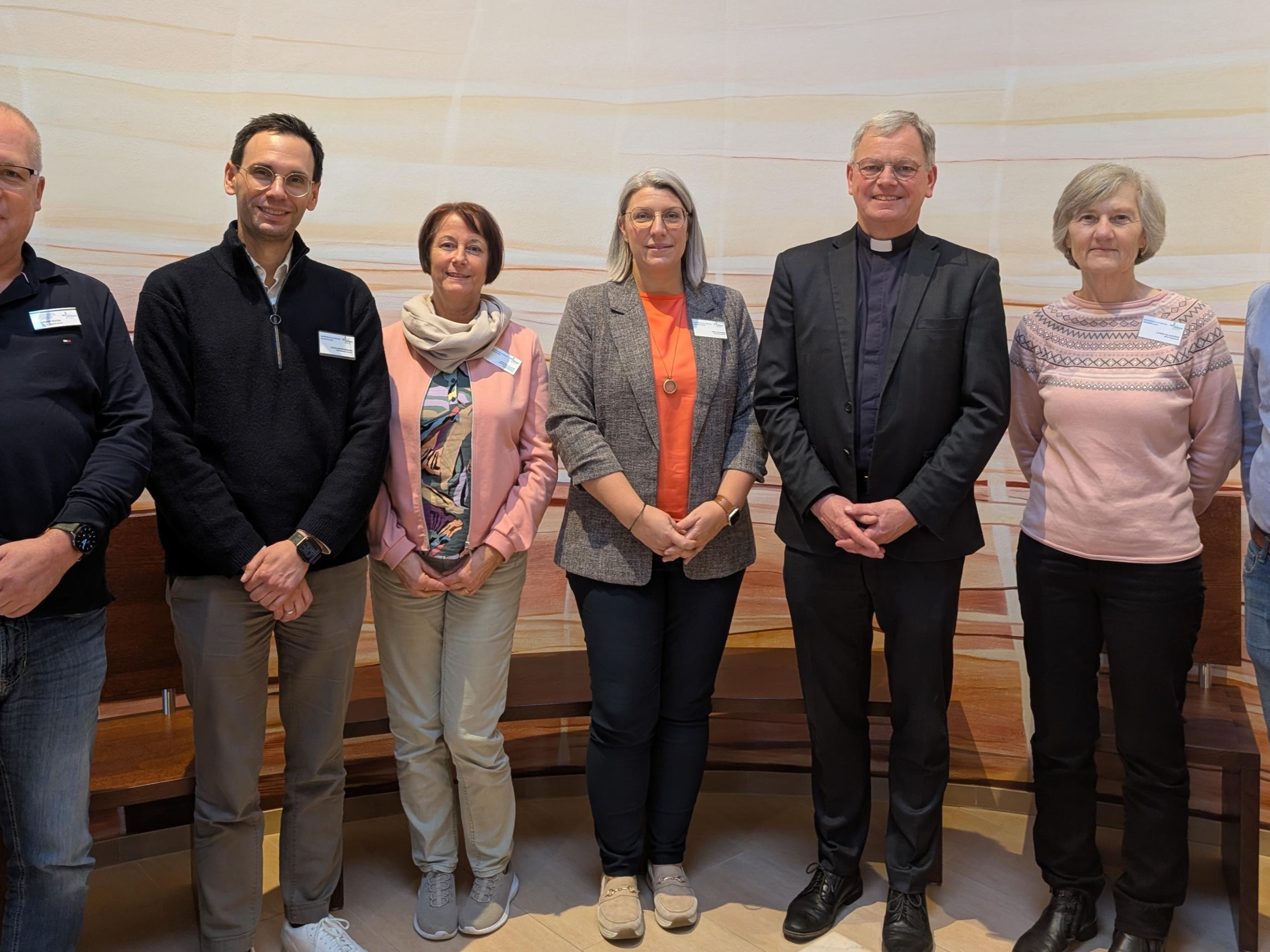 Der Generalvikar Ulrich von Plettenberg in der Kapelle des Marienhaus Klinikums Neunkirchen. v.l.n.r.: Michael Sicks (stellv. Pflegedirektor), Lucas Merschbächer (Kaufmännischer Direktor), Martina Paulus (Pastoralreferentin), Nina Cullmann (Krankenhausoberin), Dr. Ulrich von Plettenberg (Generalvikar des Bistums Trier), Ulrike Killius-Reis (Vorsitzende der Mitarbeitervertretung), Marc Raber (Pflegedienstleiter)
