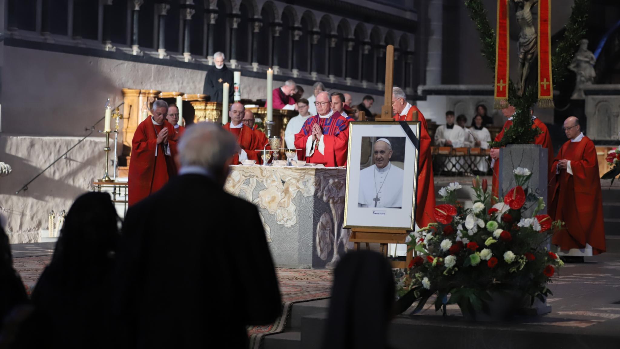 Bischof Ackermann hat ein Requiem für den verstorbenen Papst Franziskus gefeiert.