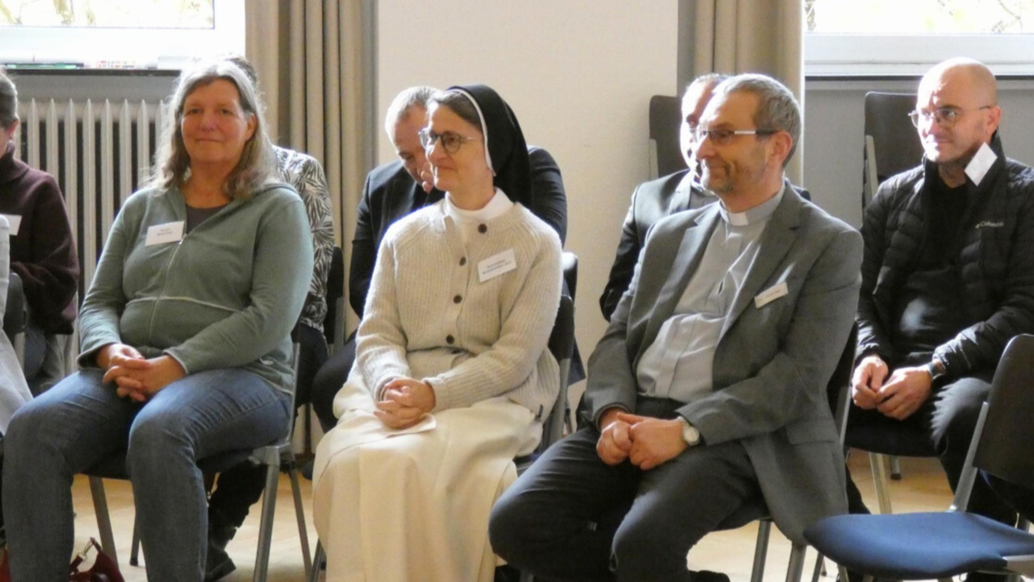 Schwester Scholastika Jurt (Mitte) vom Kloster Arenberg in Koblenz sprach im Rahmen der dritten Synodalversammlung im Pastoralen Raum Maifeld-Untermosel über das Thema 'Hoffnung'.