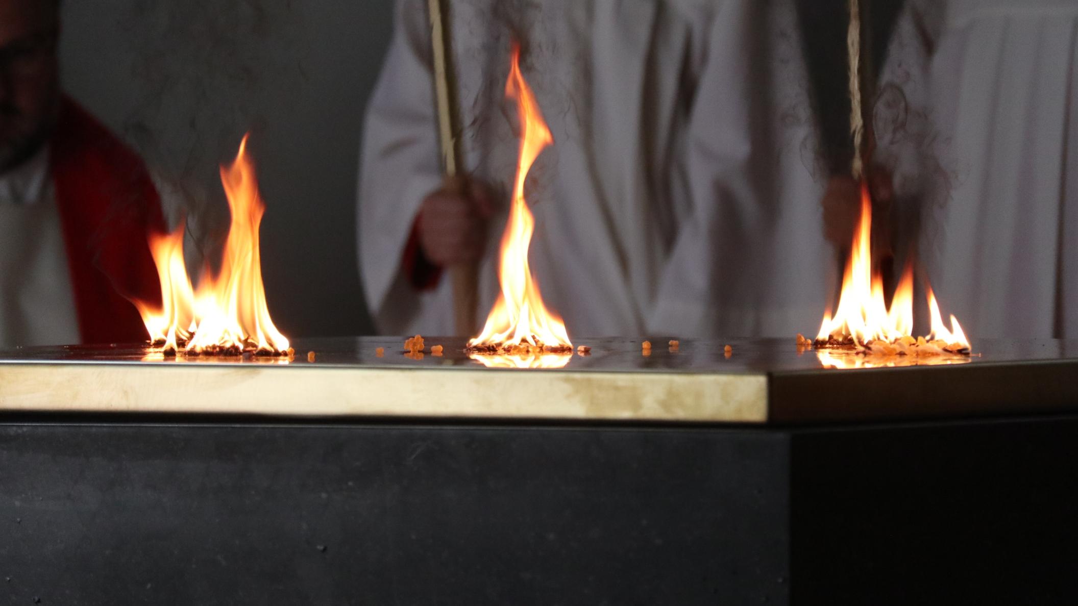 Der neue Altar in der Kirche St. Laurentius in Bad Neuenahr-Ahrweiler wurde geweiht. Zu dem Ritual gehört auch das Verbrennen von Weihrauch auf dem Altar.