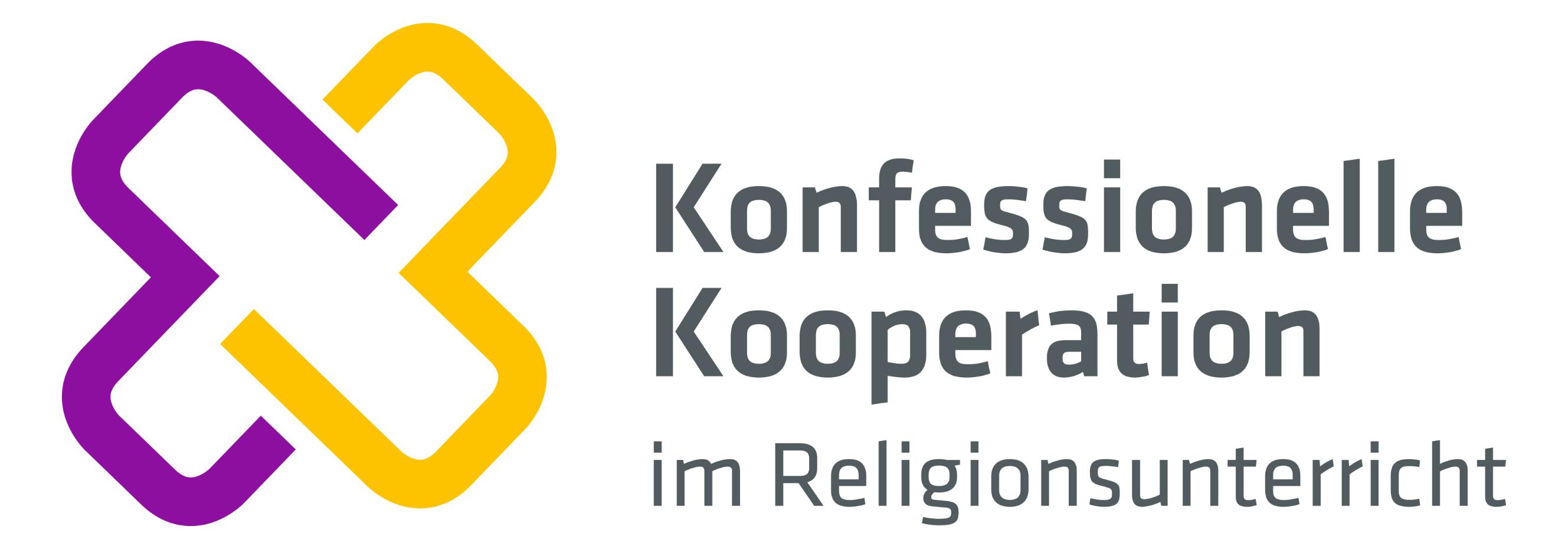 Schräg stehendes, offenes Kreuz in den Farben violett und gelb, rechts daneben Text Konfessionelle Koooperation im Religionsunterricht