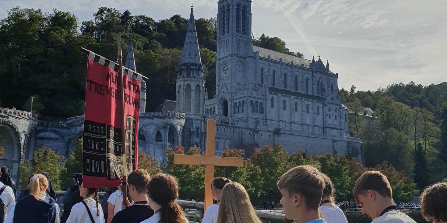 Pilger auf dem Weg zur Wallfahrtskirche in Lourdes