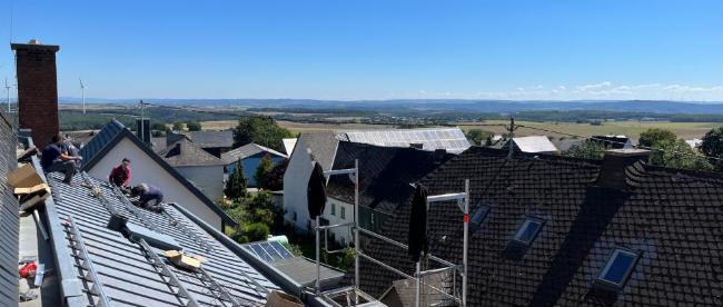 Installation der Solaranlage auf dem Kirchendach St. Vinzenz Illerich