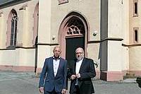 Vor der Kirche in Kappel stehen Thomas Meurer und Pfarrer Ludwig Krag