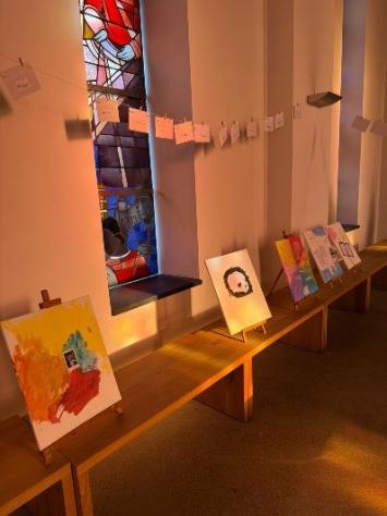 Staffeileien mit bunden Gemälden