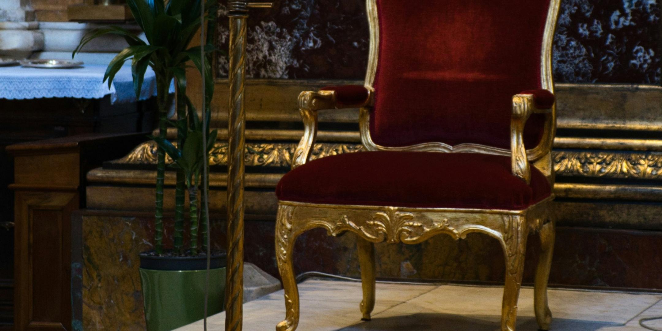 Symbolbild: Priestersitz mit Pult